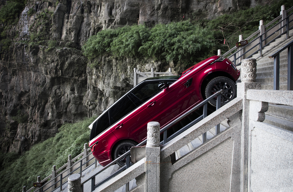 Read more about the article The Range Rover Sport Dragon Challenge
